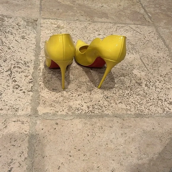 Elegance Christian Louboutin Yellow Patent Pointed-Toe Heels - Picture 5 of 5